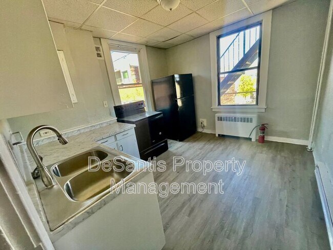 Building Photo - 810 Amity St