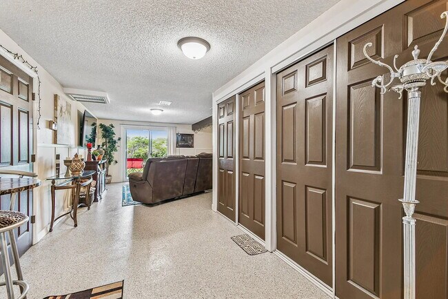 Building Photo - "Charming 3-Bed, 2-Bath Oasis at 1011a Sou...