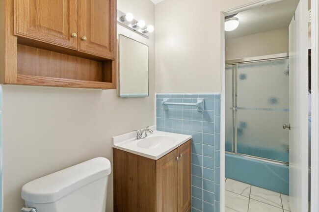 Building Photo - 1411 Crest Dr