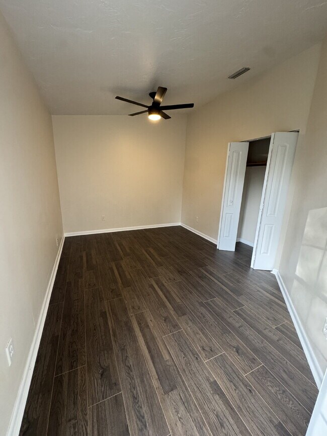 Building Photo - 4 bedroom 3 full bath home for rent in man...