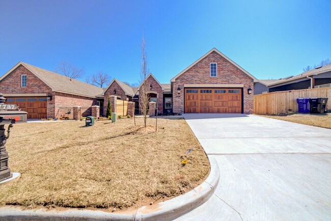 Building Photo - 3/2/2 Patio Home! Lawncare included