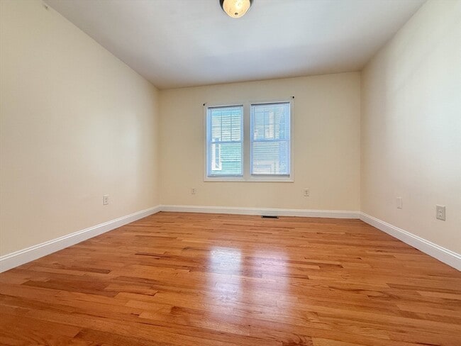 Building Photo - 17 Tremlett St