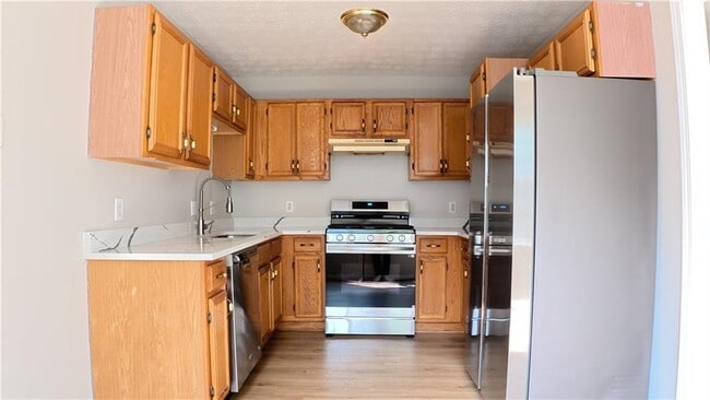 Building Photo - 2575 Overlake Dr