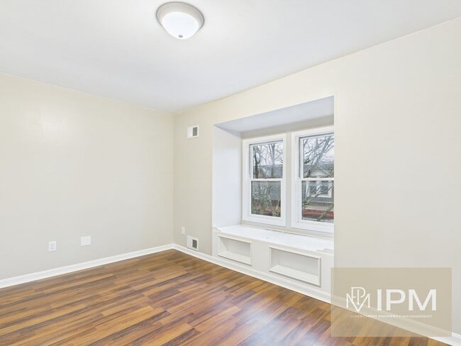 Building Photo - Beautiful 4 Bedroom, 1 Bath Home with Off-Street Parking!!