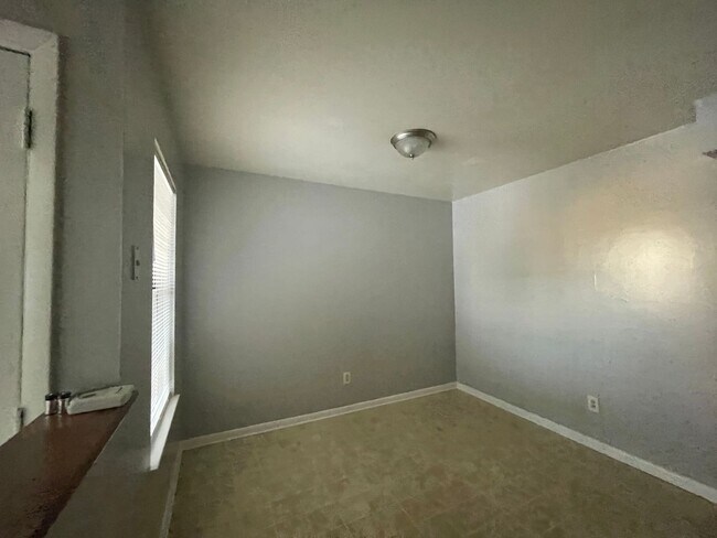 Building Photo - UPPER LEVEL SINGLE STORY CONDO IN HOLLAND ...