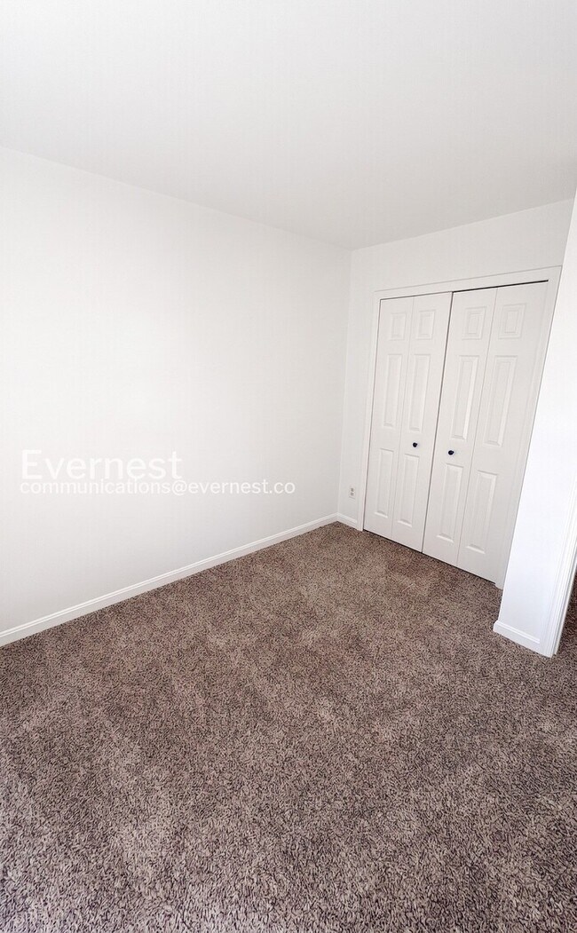 Building Photo - 3 Bed, 3.5 Bath Townhome with Modern Amenities / Available Now!