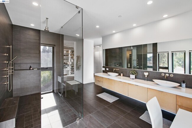 Building Photo - 297 Las Quebradas