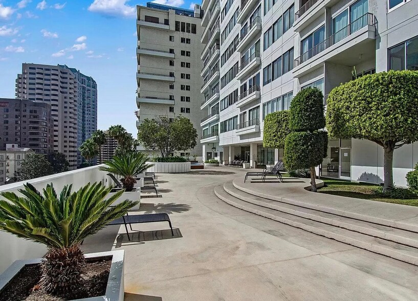 Green Space on Pool Deck - 10501 Wilshire Blvd