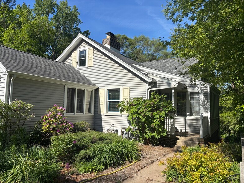 Building Photo - 1070 N Warren St