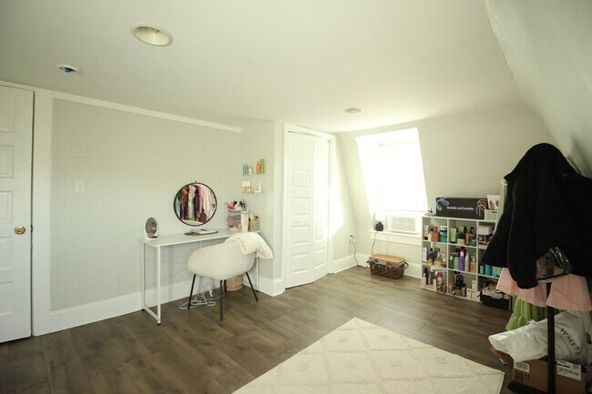 Building Photo - 713 Spring Garden St