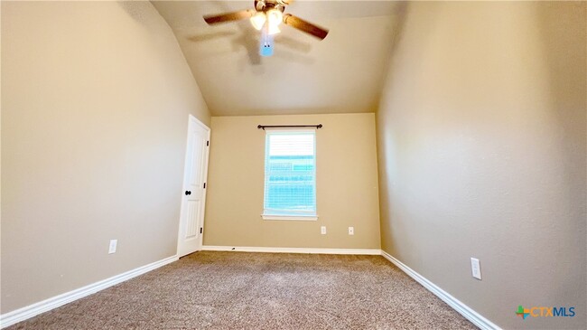 Building Photo - 405 Sladecek Dr