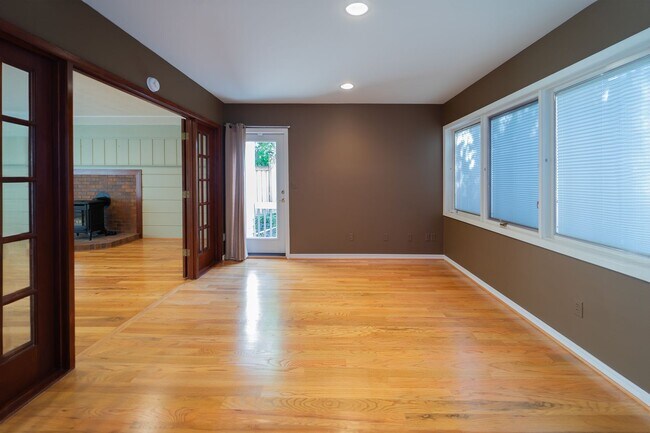 Building Photo - Charming and Well-Maintained Home in a Serene Neighborhood