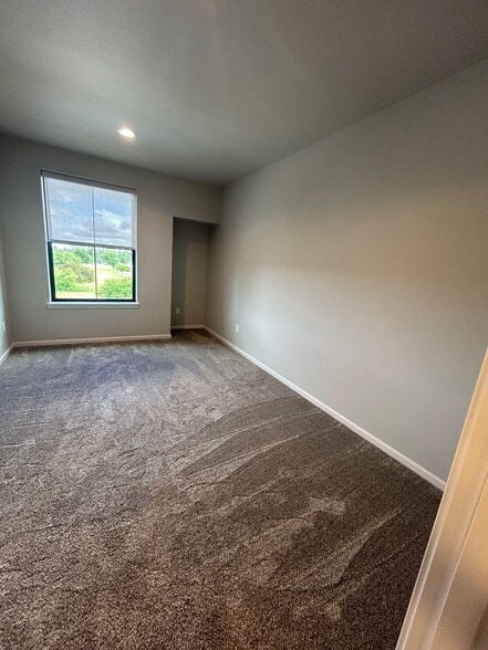 Building Photo - 1370 SW Obsidian Ave