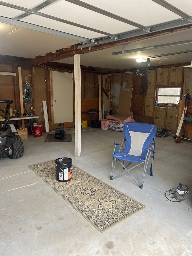 Building Photo - Knoxville 37914 - Adorable 2 bedroom, 1 bath home - Contact Lisa Vineyard and Shannon Russell (86...