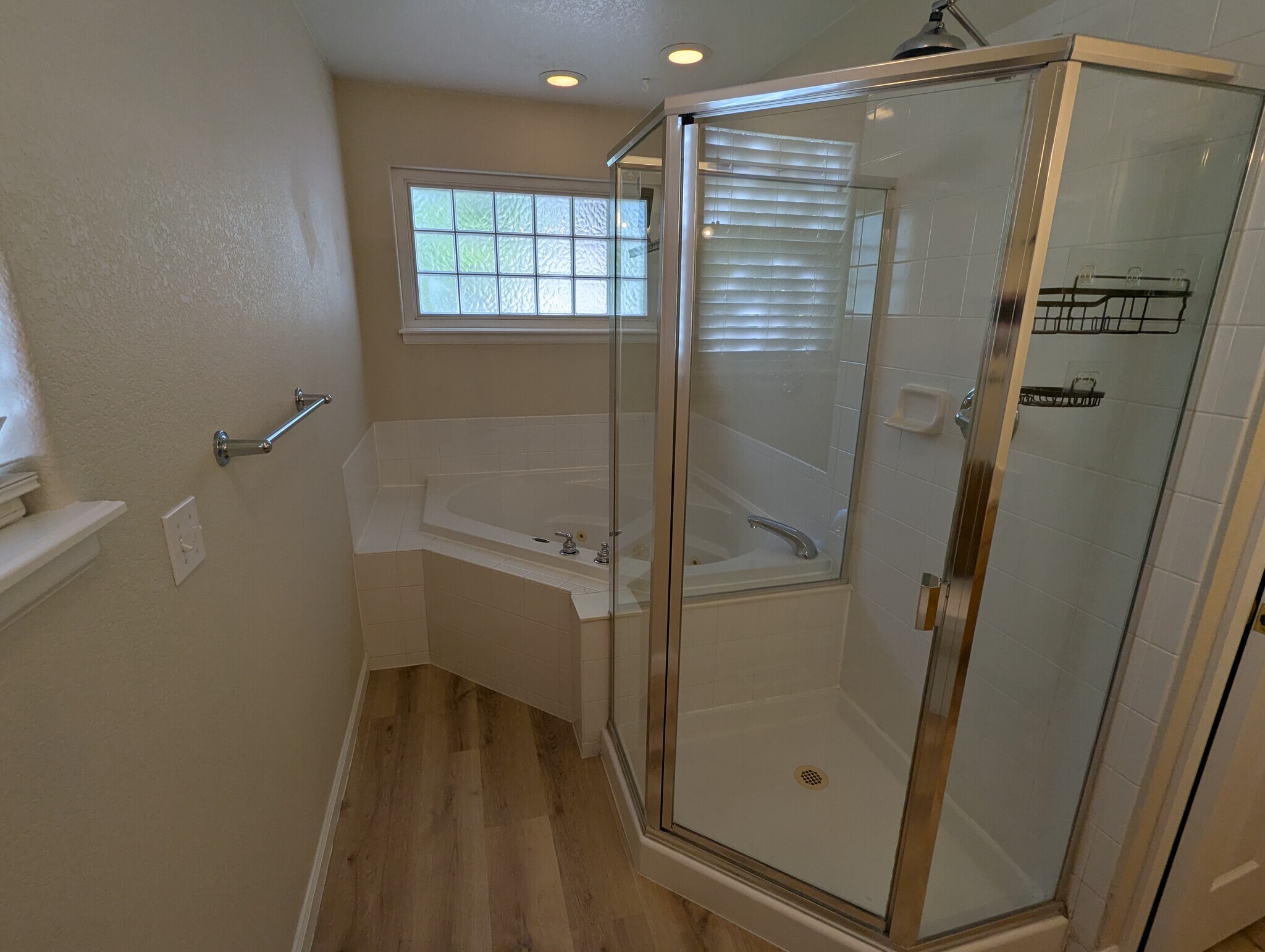 Master bathroom - 711 Gateway Cir
