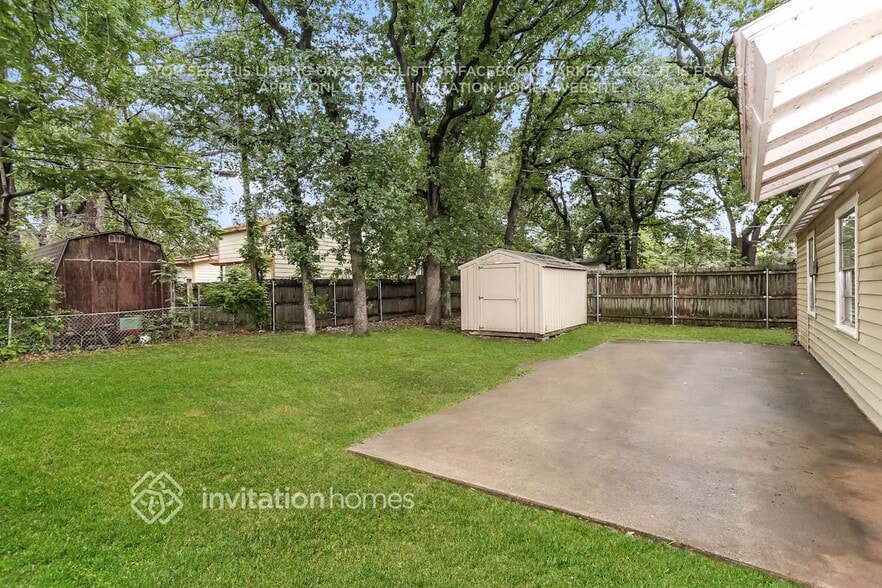 Building Photo - 811 Clover Park Dr