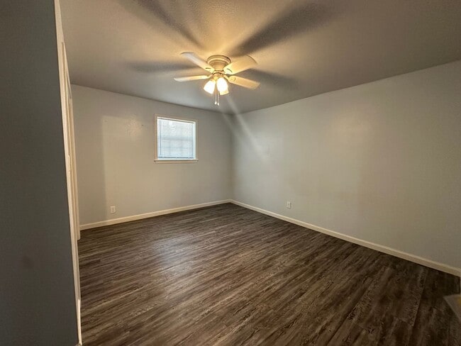 Building Photo - Introducing a charming 3-bedroom, 1.5 bath...