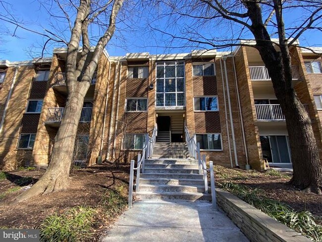 Primary Photo - Spacious top-floor garden condo with updat...