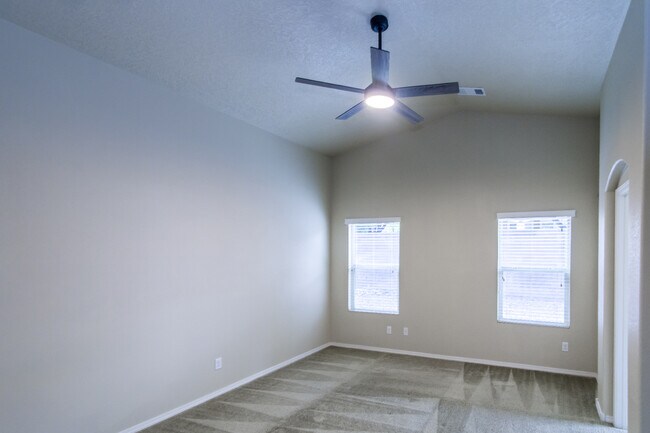 Building Photo - 9005 Rio Galisteo Pl NW