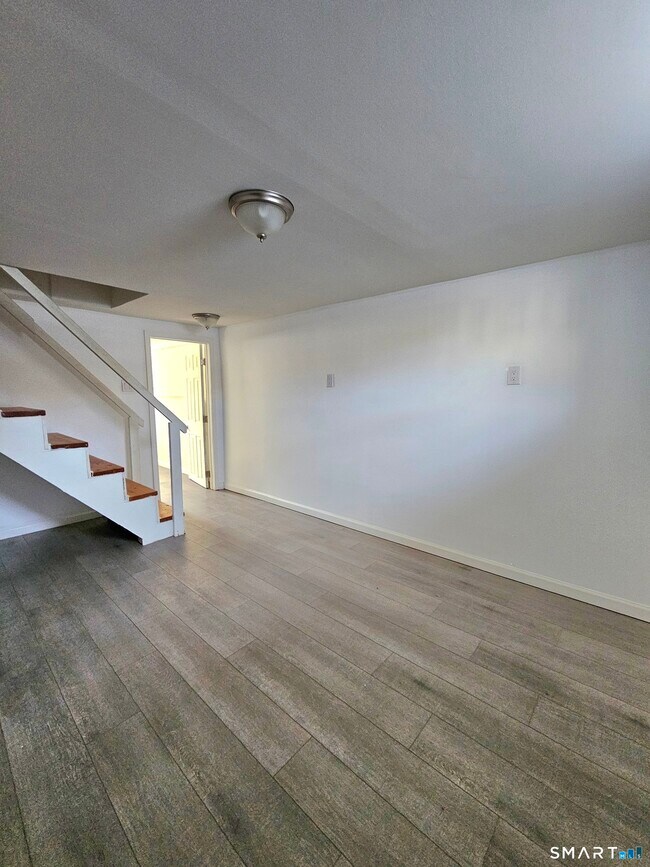 Building Photo - 2071 Middletown Ave