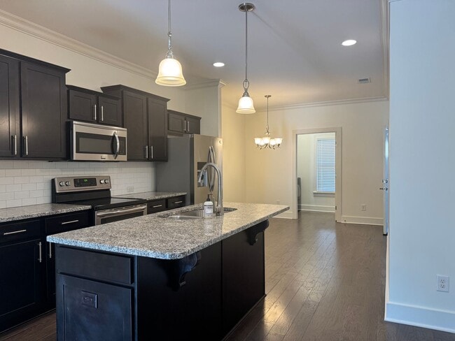 Building Photo - Beautiful 3BR Townhome in Franklin