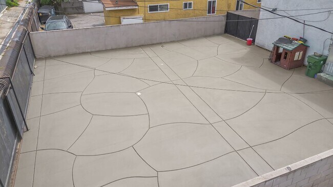 Building Photo - 915 E 91st St