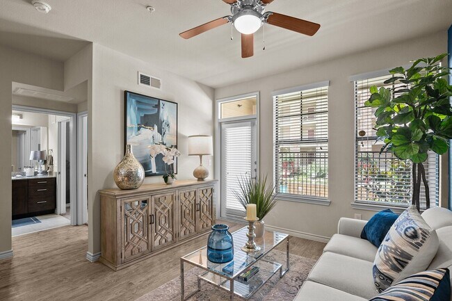 Building Photo - Stylish 1 Bed/1 Bath Living in the Vibrant...