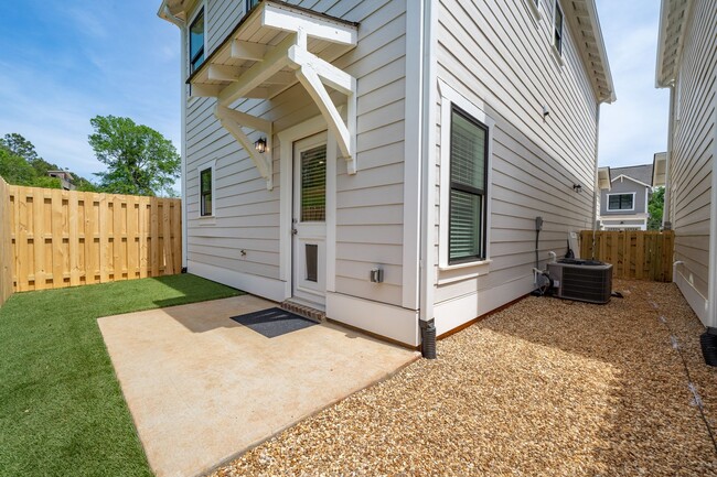 Building Photo - Private Backyard in Beautiful Community