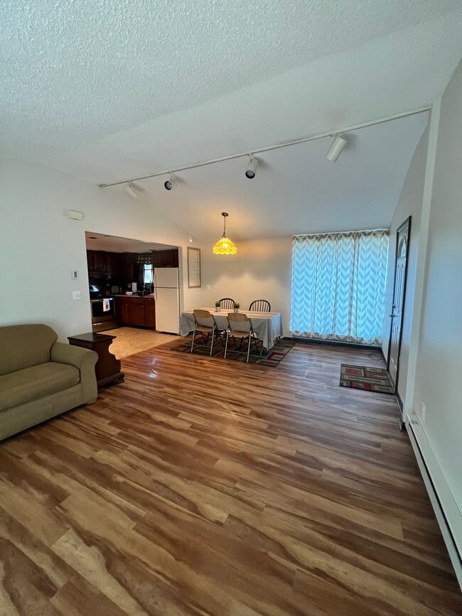 Building Photo - 39 Maple St