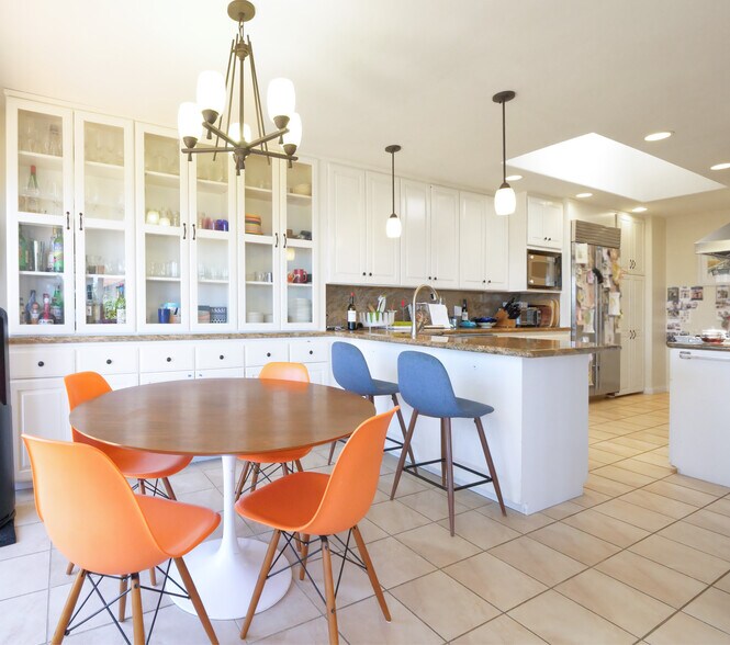 Breakfast noo and skylit kitchen - 345 Palos Verdes Dr W