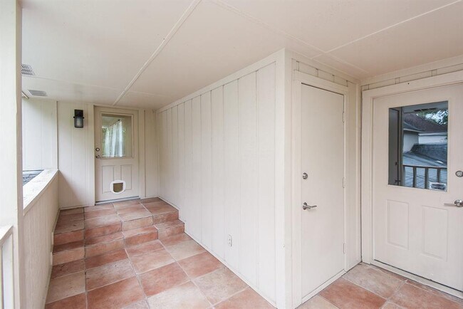 Building Photo - 807 Herdsman Dr