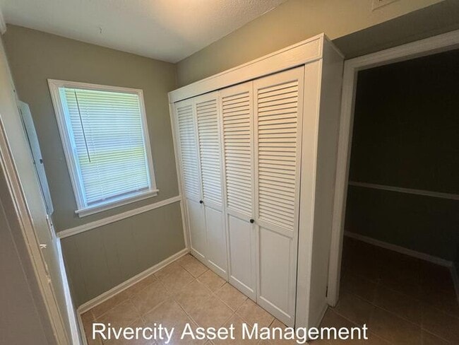Building Photo - 4942 Foxhall Dr