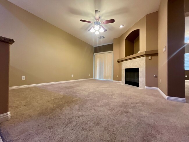 Building Photo - Gorgeous 2 story 3 bedroom 2.5 Bathroom Ho...