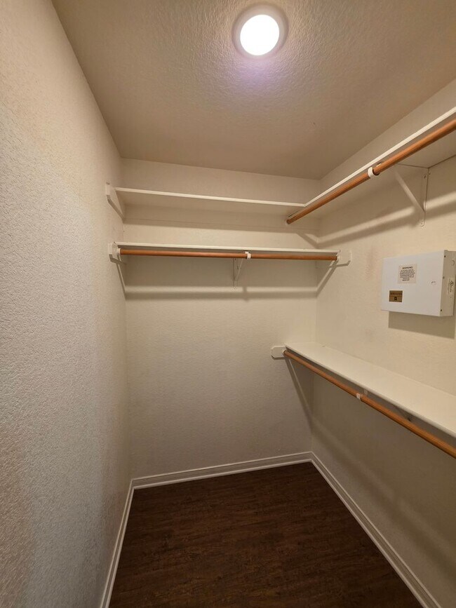Building Photo - 3 Bedroom / 2 Bath Duplex – NEW FLOORING IN THE BEDROOMS