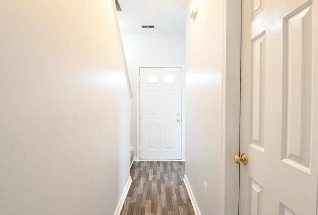 Building Photo - BEAUTIFUL TOWNHOME FOR RENT