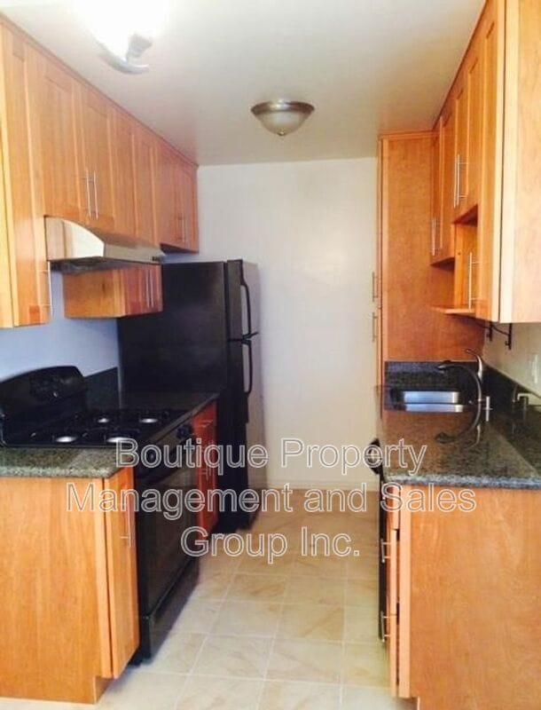 Building Photo - 930 E 1st St