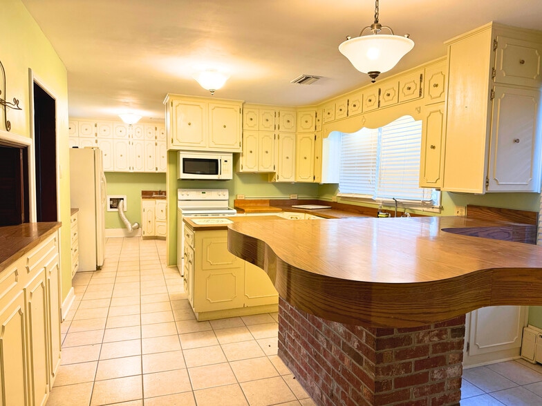 Building Photo - 1400 9th Ave