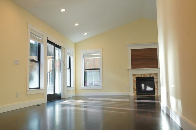 Building Photo - 3839-3136 136th Ave NE