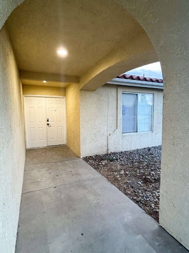Building Photo - Cute! 4 bedroom, 2 bath Home in Bakersfield