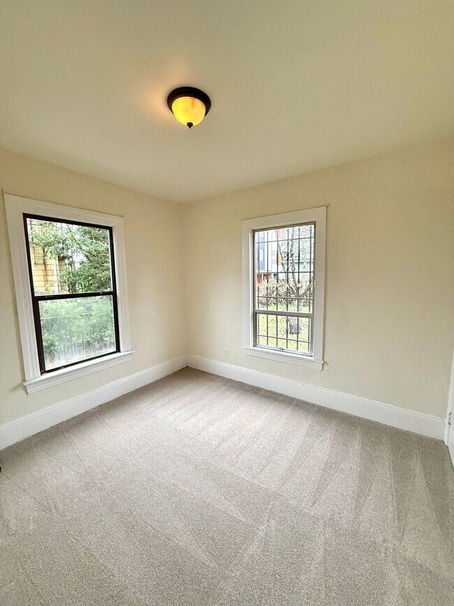 Building Photo - Charming 5-Bedroom Central District Home