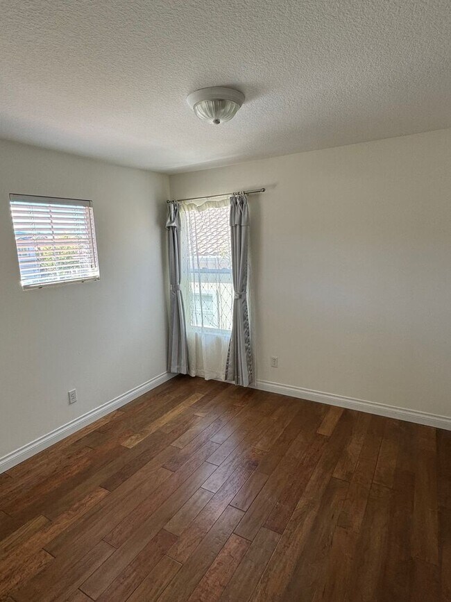 Building Photo - Updated newer home in gated Lang Ranch community