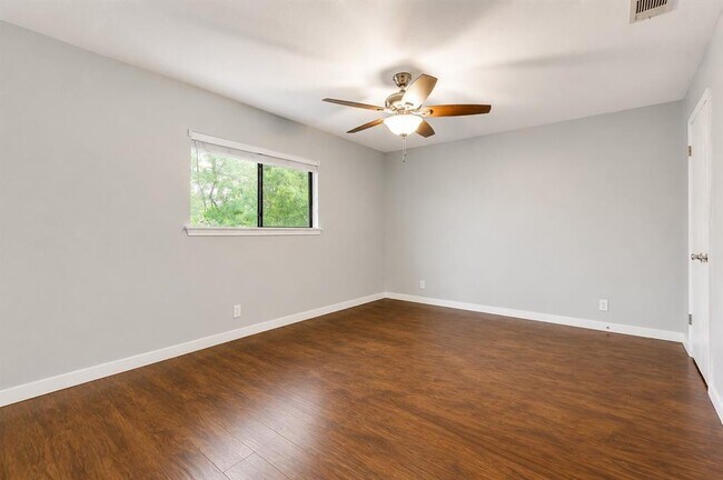 Building Photo - 305 Starbright Dr