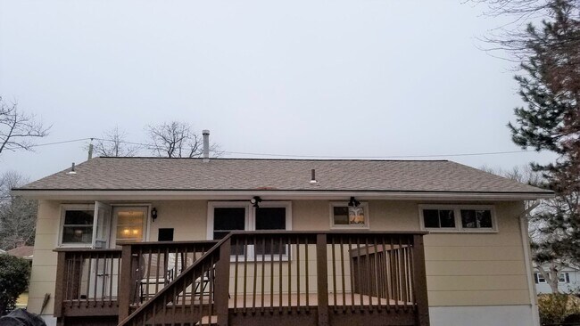 Building Photo - Split foyer SFH in established neighborhoo...