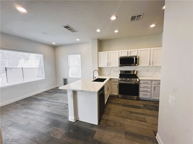 Building Photo - 2664 Strichen Ave