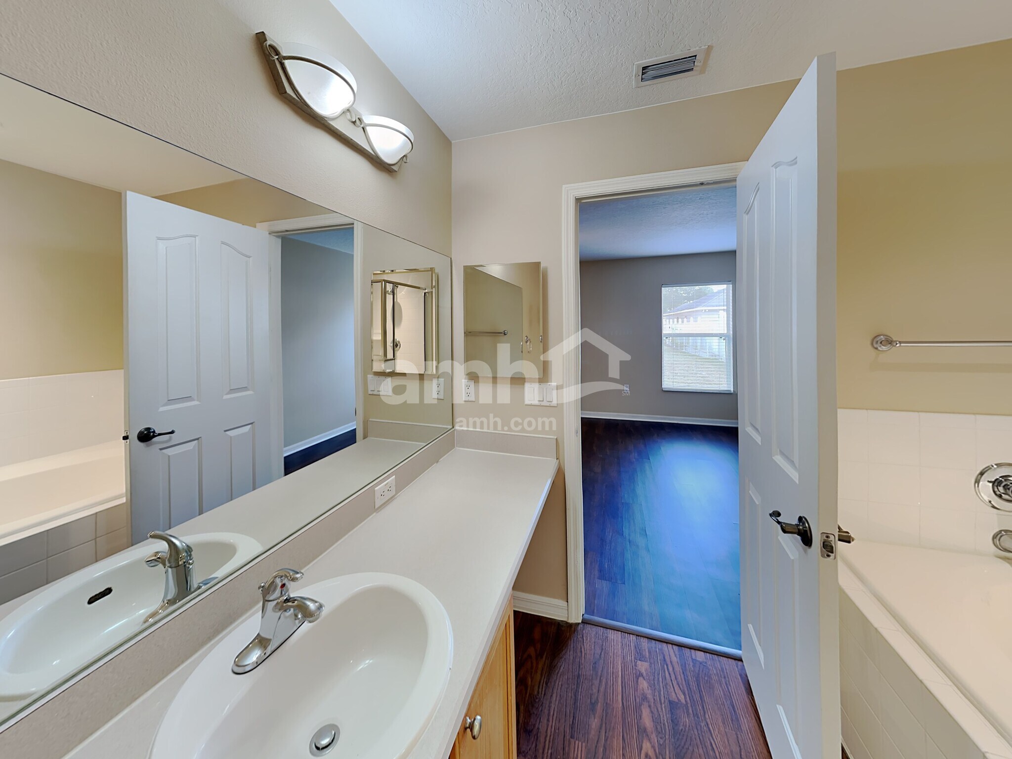 Building Photo - 10512 Boyette Creek Blvd