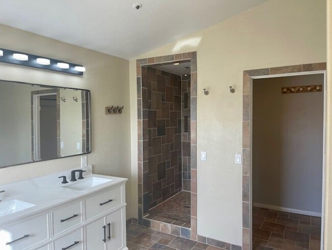 Building Photo - Great Escondido Rental