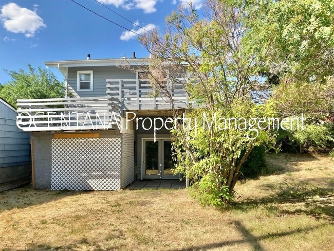 Building Photo - Large home with a huge yard on the West si...