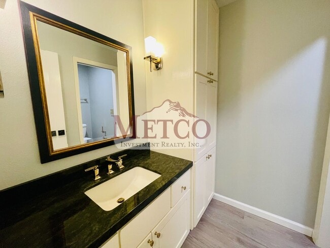 Building Photo - Beautiful 4 bedroom, 3 Bath House in Desirable Gilham Neighborhood!