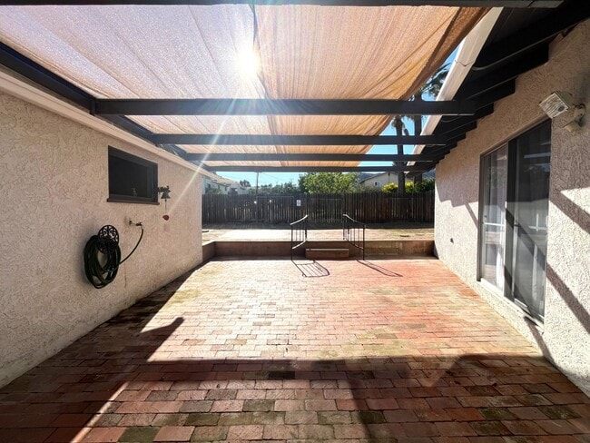 Building Photo - 3 bed, 2 bath located in Riverside!