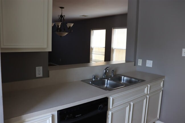 Building Photo - 7007 Woodridge Square Dr